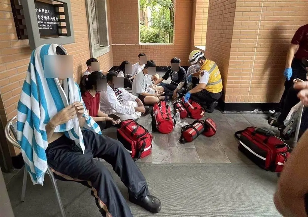 ▲台灣大學化工系實驗室今（17）日中午驚傳爆炸，現場疑為學生做實驗過程中，熱油突然爆炸，隨後引發火勢；有9人受傷送醫，包含2人燒燙傷、7人吸入性嗆傷。（圖／翻攝畫面）