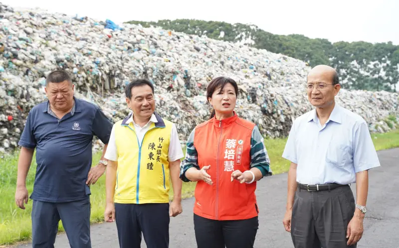 ▲民進黨立委蔡培慧8月2日勘查竹山鎮垃圾堆積情形。(圖/翻攝蔡培慧臉書,2023.08.17)