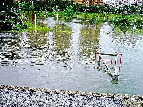 ▲今（17）日清晨降雨過後滯洪池滯洪收納雨水，水高至籃球場籃框處。（圖／高雄市水利局提供）