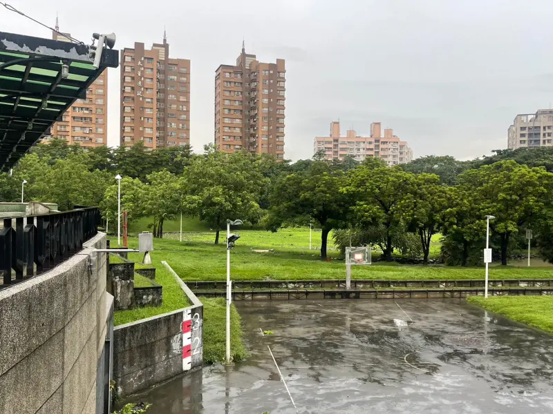 ▲高雄三民區本和里滯洪池滯洪前是供民眾遊憩使用的地方,圖為籃球場。(圖/高雄市議會提供)