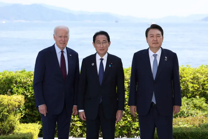 ▲美國、日本和韓國的領導人18日將在美國華府近郊大衛營（Camp David）召開領袖峰會，預計將會通過「大衛營原則」（Camp David Principles）與「大衛營精神」（Spirit of Camp David）兩份文件。圖為3國領袖在今年G7峰會資料照。（圖／美聯社／達志影像）