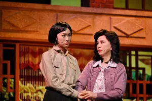 ▲鍾瑶(左)、孫翠鳳在《叫我林彩香!》搭檔演母女。(圖/春河劇團提供) ▲鍾瑶(左)、孫翠鳳在《叫我林彩香!》搭檔演母女。(圖/春河劇團提供)
