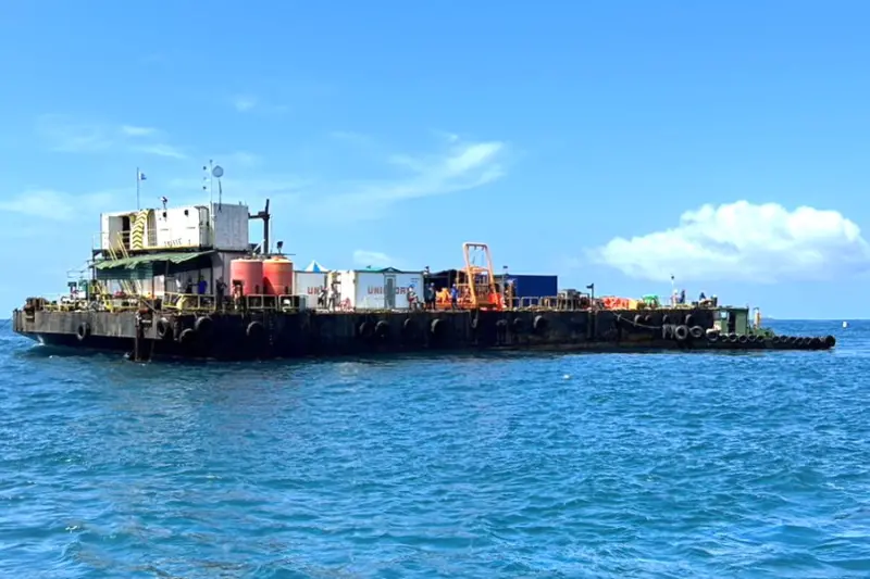 ▲台灣港務公司將工作平台船定錨，以加速天使輪船體殘油抽除工作。(圖／台灣港務公司提供)