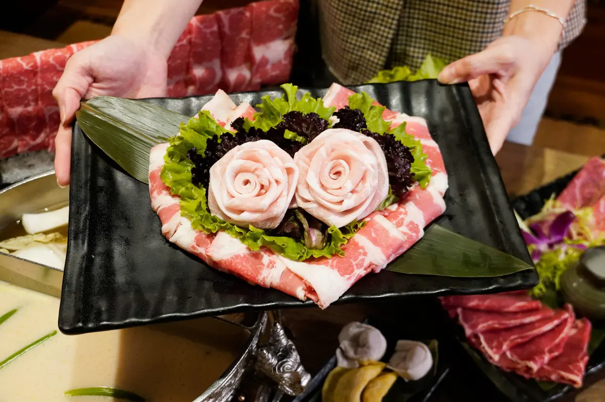 ▲七夕情人節放閃優惠，「穿情侶裝」吃馬辣旗下問鼎麻辣鍋，搭配和牛海陸套餐「下殺59折」吃到飽，贈送玫瑰愛心肉盤，一次賺2088元。三澧旗下義大利餐廳也應景推出龍蝦牛排高CP值雙主餐。（圖／馬辣集團提供）