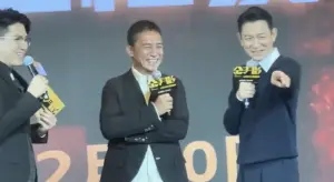 ▲影帝們為新電影《金手指》赴北京宣傳，劉德華（右）笑虧梁朝偉（中）「愛人在台下」，逗得他笑不停。（圖／翻攝自微博）