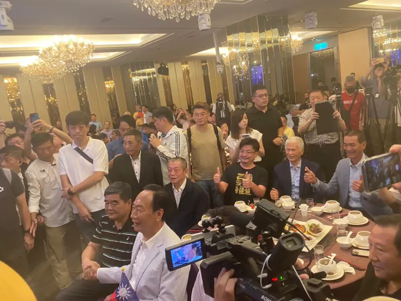 ▲「主流民意大聯盟」晚宴主桌,包括郭台銘、張榮味、謝典林及周典論等共9人。(圖/記者翁子竣攝,2023.08.17)