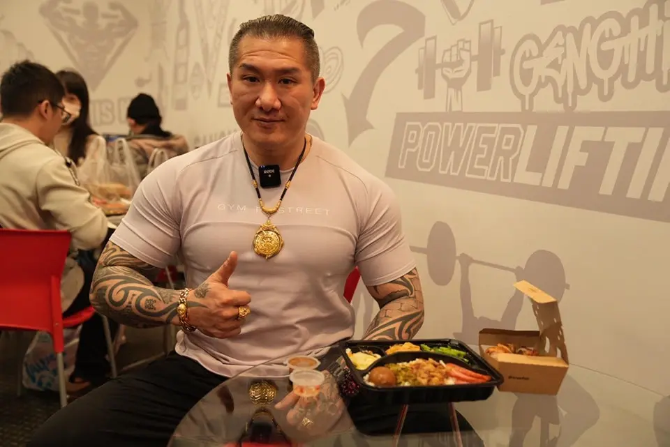 ▲　館長說他的槍擊案是民進黨開的槍，遭民進黨提告。（圖／翻攝飆悍臉書）