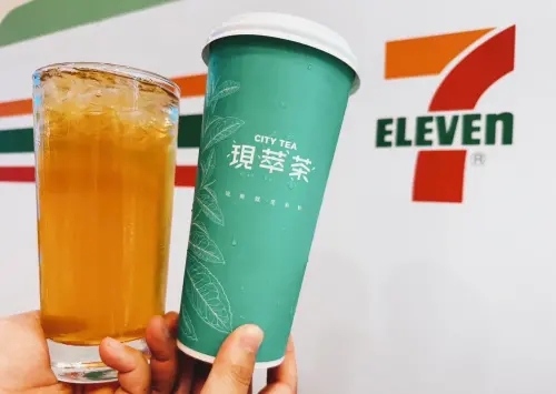 新品「青梅冰茶」,將四季春青茶與台灣青梅調合,香氣滿溢、尾韻清爽酸甜不膩口。(圖/記者鍾怡婷攝) ▲新品「青梅冰茶」,將四季春青茶與台灣青梅調合,香氣滿溢、尾韻清爽酸甜不膩口。(圖/記者鍾怡婷攝)