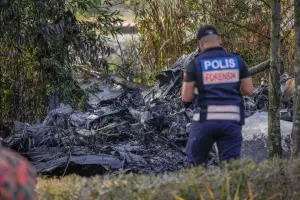 ▲馬來西亞一架民航飛機今（17）墜毀路面，目前已釀10人死亡，當局表示該架飛機墜毀前並未向外求救，失事原因仍有待調查。（圖／達志影像／美聯社）