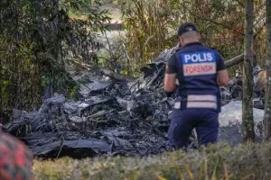 ▲馬來西亞一架民航飛機今(17)墜毀路面,目前已釀10人死亡,當局表示該架飛機墜毀前並未向外求救,失事原因仍有待調查。(圖/達志影像/美聯社) ▲馬來西亞一架民航飛機今(17)墜毀路面,目前已釀10人死亡,當局表示該架飛機墜毀前並未向外求救,失事原因仍有待調查。(圖/達志影像/美聯社)
