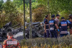 ▲馬來西亞一架民航飛機墜毀路面，目前已釀十人死亡。（圖／達志影像／美聯社）