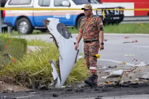 ▲馬來西亞一架民航飛機今（17）墜毀路面，目前已釀10人死亡，當局表示該架飛機墜毀前並未向外求救，失事原因仍有待調查。（圖／達志影像／美聯社）