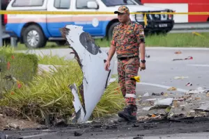 ▲馬來西亞一架民航飛機今(17)墜毀路面,目前已釀10人死亡,當局表示該架飛機墜毀前並未向外求救,失事原因仍有待調查。(圖/達志影像/美聯社) ▲馬來西亞一架民航飛機今(17)墜毀路面,目前已釀10人死亡,當局表示該架飛機墜毀前並未向外求救,失事原因仍有待調查。(圖/達志影像/美聯社)