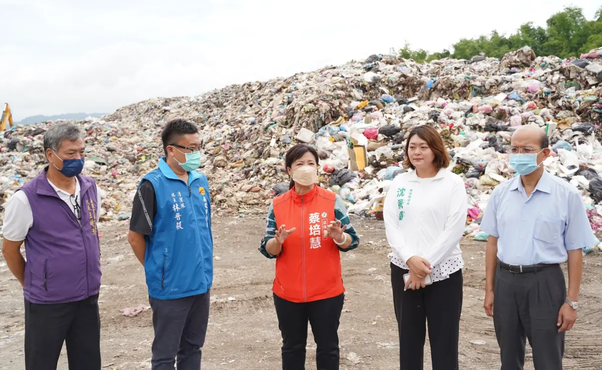 ▲蔡培慧表示自3月擔任立委以來，已2度請中央勘查垃圾場，爭取到11萬噸垃圾打包的補助款。（圖／翻攝蔡培慧臉書，2023.08.17）