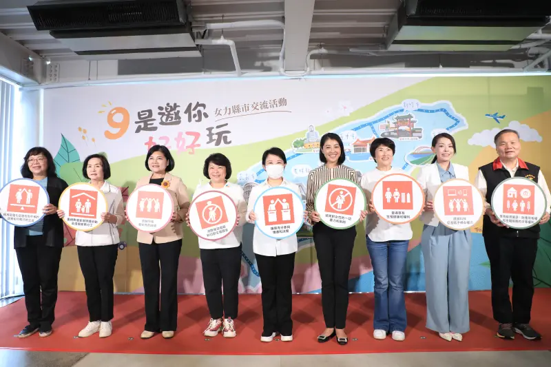 ▲日前的女性縣市長聯盟活動,南投縣長許淑華(右四)與台東縣長饒慶鈴(右三)並肩而立,誓言要互相提攜、彼此幫忙。(圖/台中市政府提供,2023.08.17)