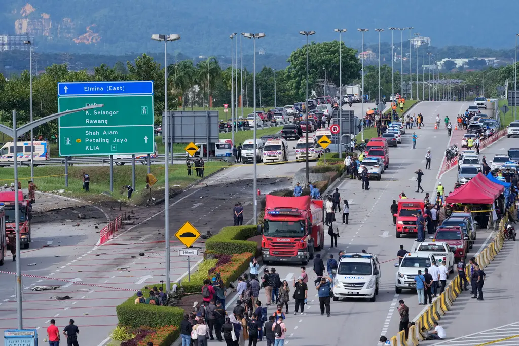 ▲馬來西亞一架小型商務噴射機17日下午失事墜毀於一條高速公路，造成機上8人、地面2人罹難，但在罹難乘客名單公佈時，一名無辜男子竟也被列入其中。（圖／美聯社／達志影像）