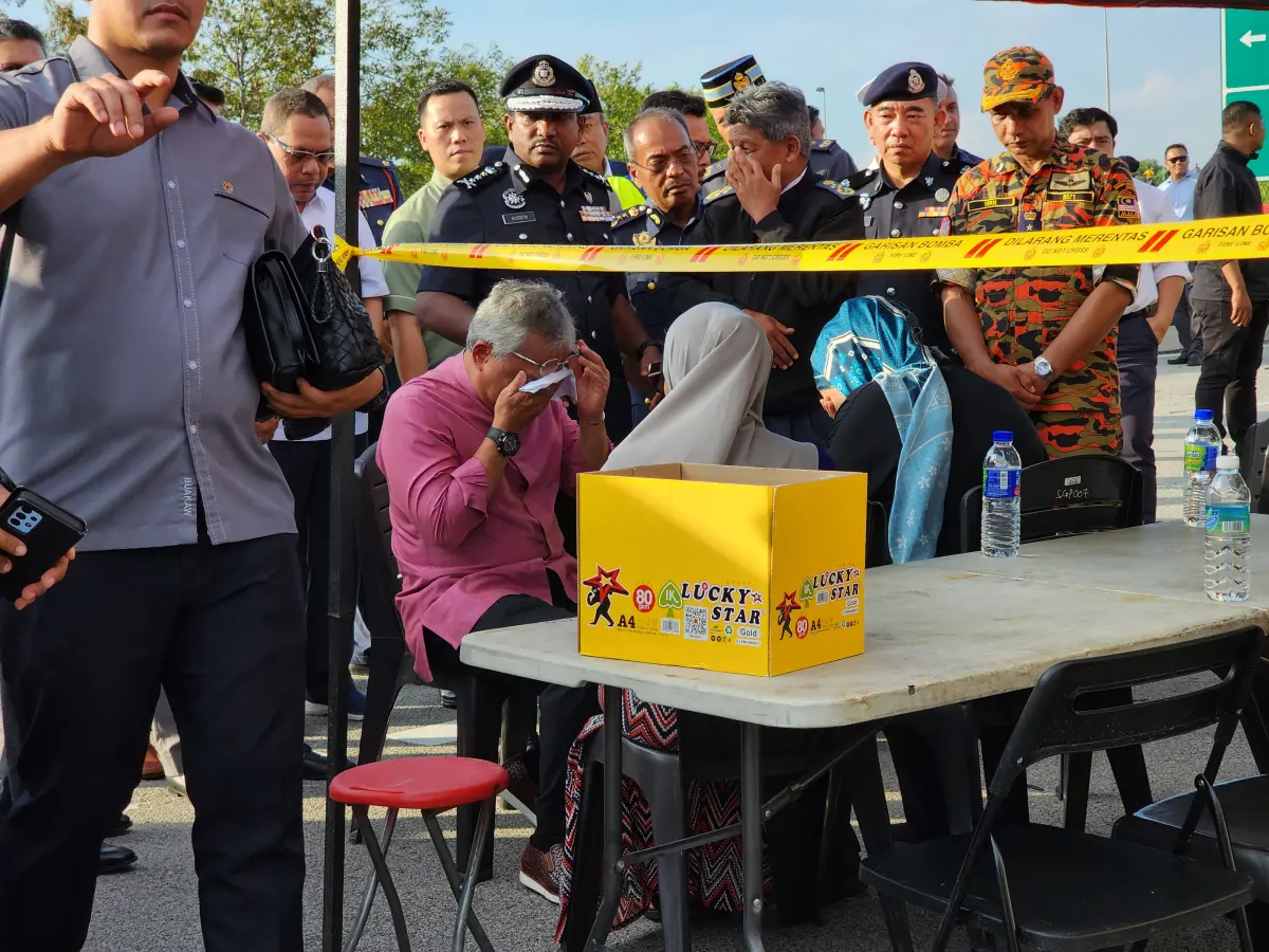 ▲馬來西亞一架小型商務噴射機17日下午失事墜毀於一條高速公路，造成機上8人、地面2人罹難。大馬國家最高元首蘇丹阿布都拉（Al-Sultan Abdullah，圖紫衣者）到場進行慰問後，在與罹難者家屬對話過程中難掩激動心情落淚。（圖／翻攝自《今日自由大馬》）