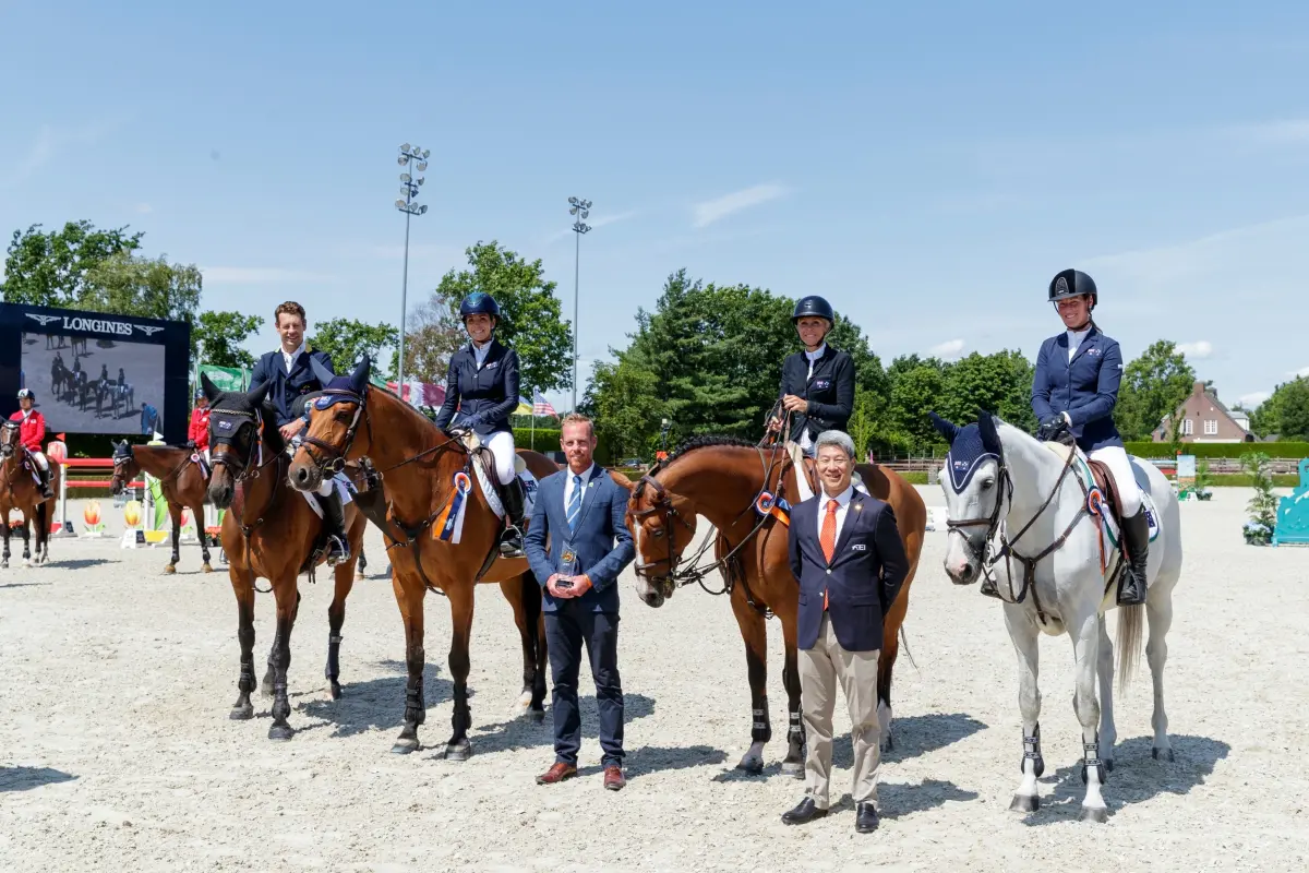 ▲FEI巴黎奧運會亞太區馬術障礙賽團體選拔賽頒獎典禮_Jack黃啟芳（前排右一）與冠軍澳洲隊合影。圖／STARFiSH星予公關