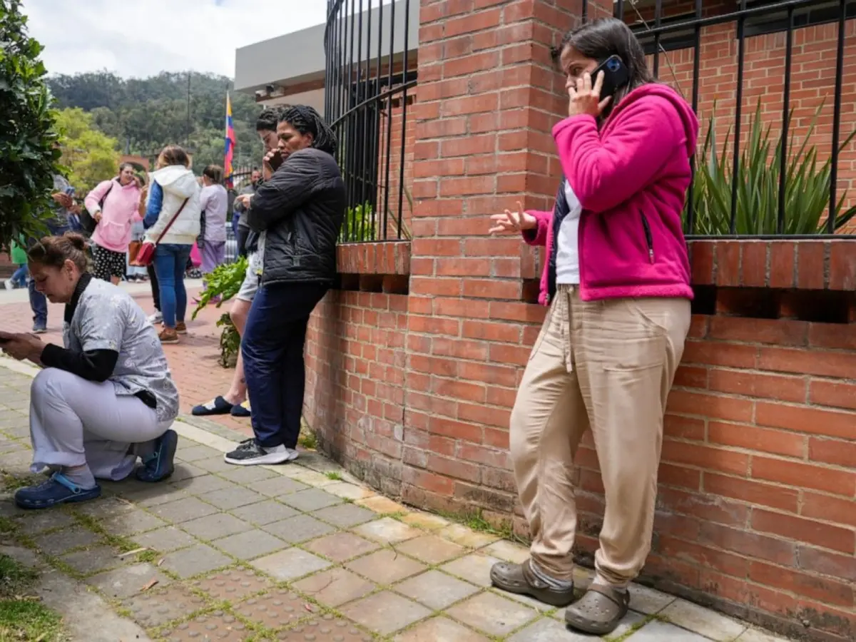 ▲南美洲國家哥倫比亞17日發生強震，撼動首都波哥大，居民驚恐逃到街上。（圖／翻攝自abc news）