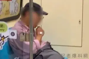 奇葩！阿伯捷運列車內「超自在刷牙」影片瘋傳　北捷回應了
