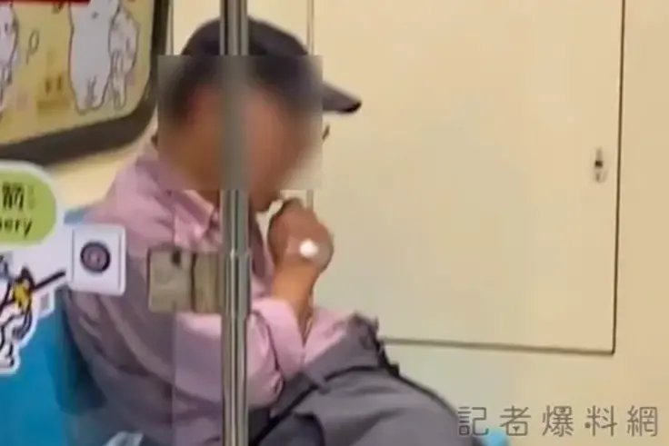 ▲有網友搭台北捷運，見到一名中年男子坐在列車車廂內刷牙。（圖／翻攝自記者爆料網）