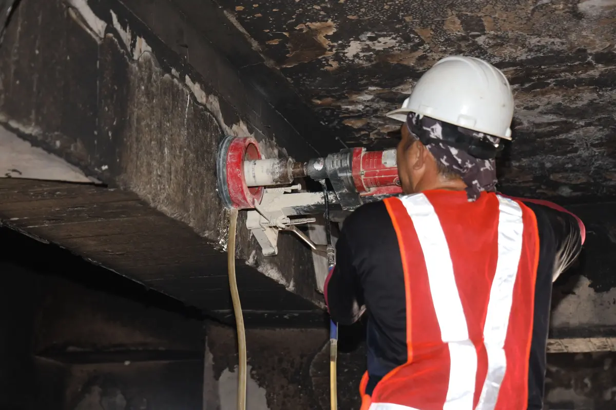 ▲鑑定工作針對受災戶、公共梯間適當位置取樣混凝土試體。（圖／新竹縣政府提供）