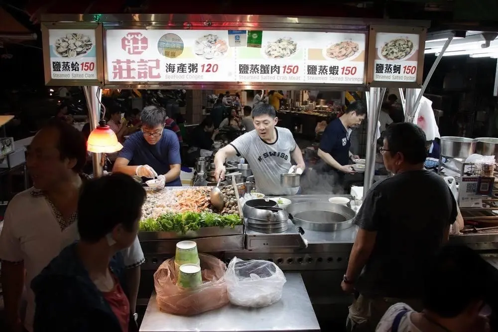 ▲高雄有民眾太想吃海產粥而酒駕被攔並拒絕酒測，將被罰至少18萬，經查原來是為了六合夜市的莊記海產粥。（圖／顏怡今提供）