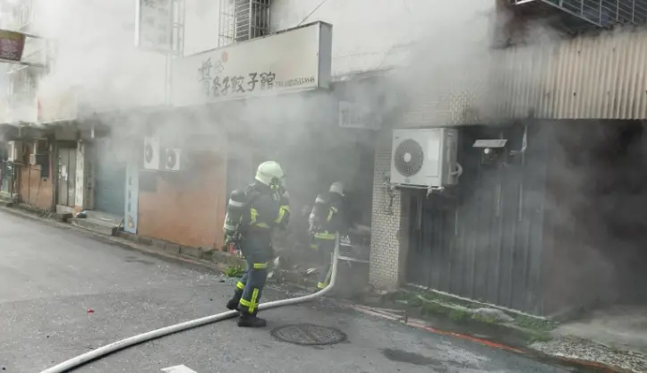 ▲北市內湖區18日上午傳出一起自小客車撞入民宅車禍後起火事故。（圖／翻攝畫面）