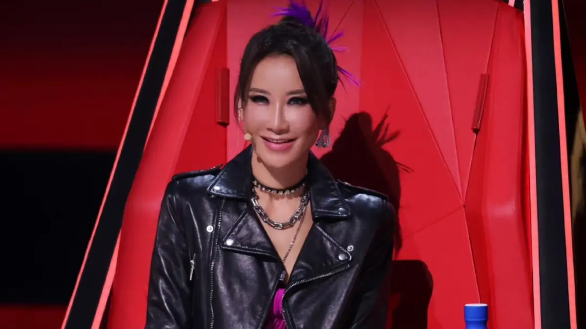 ▲今天是天后李玟51歲冥誕，雖然她已離開人世，但身為百變天后的她仍持續影響整個華語樂壇。1998年的〈Di Da Di・暗示〉時的紅髮牛角頭造型，至今仍被視為華語流行史上的經典畫面。（圖／翻攝自中國好聲音微博）