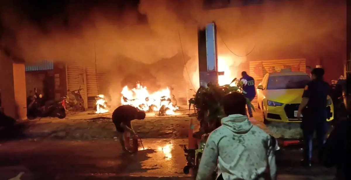 ▲男子與人口角後，一人疑似不甘心竟憤而縱火，造成現場5輛機車燒毀。（圖／翻攝畫面）