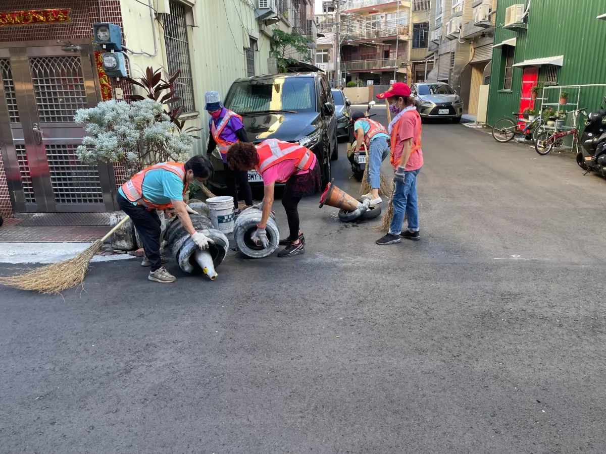 ▲中市環保局動員環保志工，投入預防登革熱孳生的清潔工作(圖／環保局提供2023.8.18)