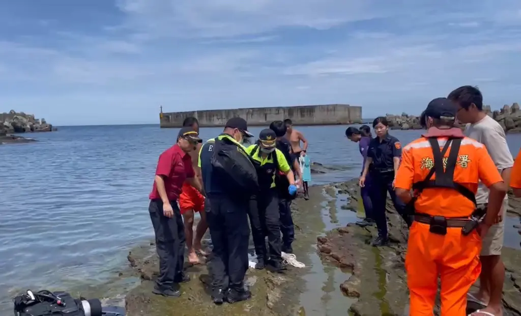 ▲基隆市潮境公園今（18）日下午1時許，發生恐怖意外，一名潛水客慘遭漁船螺旋槳打斷腳。（圖／翻攝畫面）