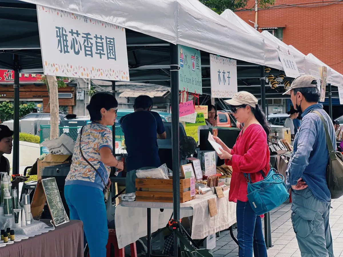 ▲挺小農響應減塑政策，城東市集小農展售會及農村好事購物節，19日在政大公企中心廣場登場。（圖／主辦單位提供）