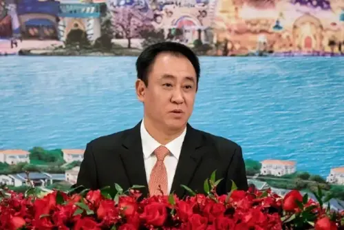 ▲許家印曾以 2900 億人民幣身家登頂中國首富，如今因大規模財務造假等八項重罪，一審遭判處無期徒刑並抄家。資料照。（圖／美聯社／達志影像）