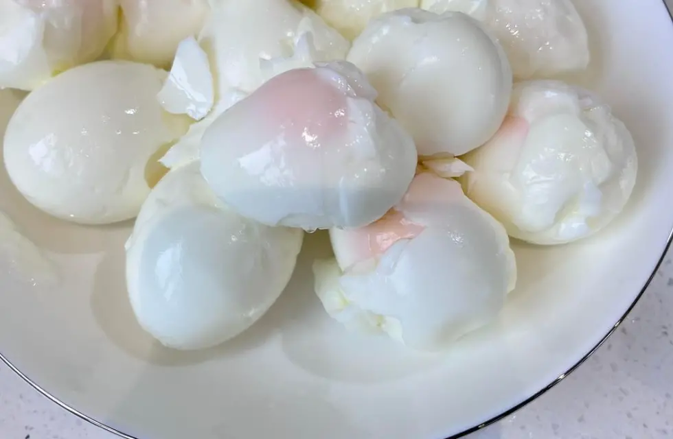 ▲水煮蛋因其烹飪過程非常簡單，不少人都會自己動手做，但你是否覺得水煮蛋殼非常難剝呢？（圖/家常菜）