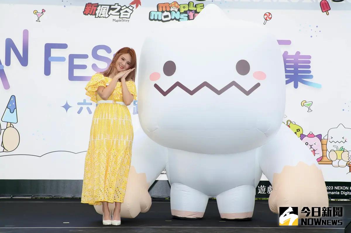 ▲郭靜睽違14年與遊戲《新楓之谷》角色「雪吉拉」牽手演唱當年的主題曲。（圖／記者陳明中攝）