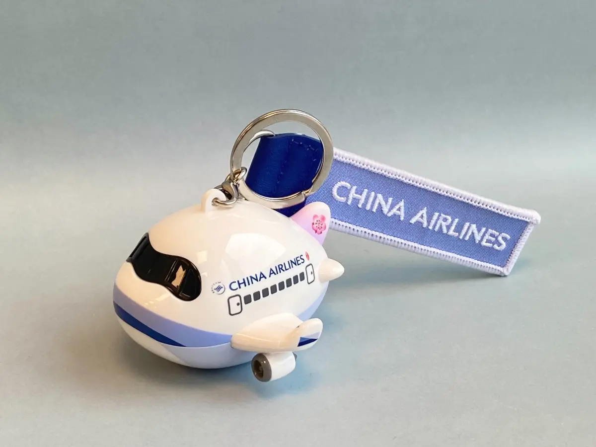 ▲華航3D飛機造型一卡通今（18）日起開賣，以A321neo機型作為範本，模擬真實飛機「航行燈」燈號，嗶卡就會發光。（圖／華航提供）
