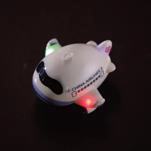 ▲華航3D飛機造型一卡通模擬真實飛機「航行燈」燈號，在消費、乘車感應時會同時亮起三點光芒。（圖／華航提供）