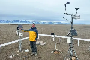 ▲中央大學大氣系教授王聖翔在波蘭Koffioyra測站架設新型氣象觀測儀器，觀測北極第一手資料。（圖／中央大學提供）