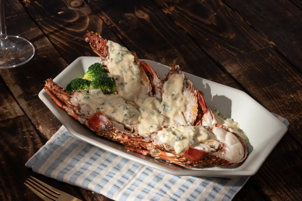 ▲台南大員皇冠假日酒店元素餐廳自即日起調整假日時段的成人餐價，菜色也升級，主打龍蝦、鮑魚、干貝可無限點用吃到飽。（圖／台南大員皇冠提供）