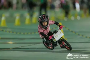 幼幼版山道猴子！5歲女童飆滑步車　超帥「卡普」影片驚呆46萬人
