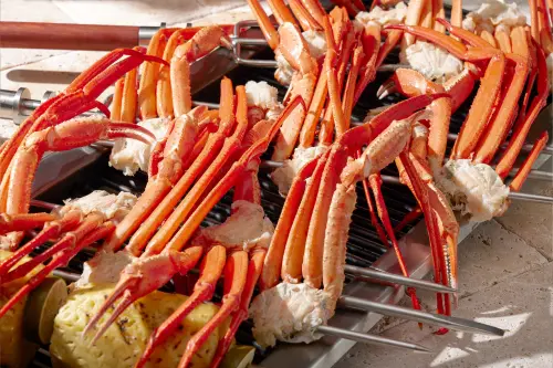 ▲全台許多家吃到飽餐廳，都吃得到高檔的松葉蟹。（圖／寒舍艾美提供）