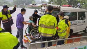 雨彈炸台中！多處淹水、門前拖鞋像魚水上漂　市府成立應變中心
