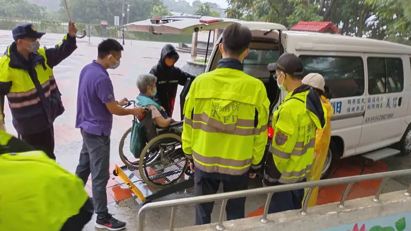 ▲接受日間照顧服務的阿公阿嬤，因大雨差點回不了家。（圖／台中市政府提供，2023.08.18）