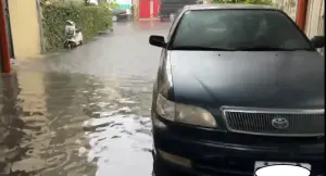 ▲大里區長城街低窪地區只要遇大雨，住家就會變成當地的「滯洪池」。（圖／台中市議員江和樹提供，2023.08.18）