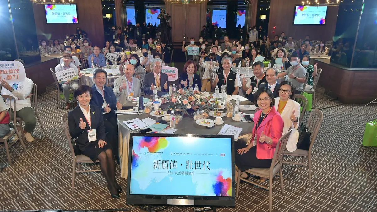 ▲「新價值・壯世代」55+友善就業論壇齊聚120位企業代表，針對企業進用壯世代優勢職能的經驗與案例熱烈交流。（圖／高屏澎東區銀髮人才資源中心提供）