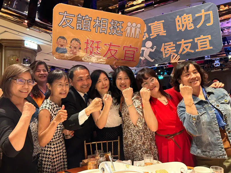 ▲侯友宜晚間出席新北地政士之夜,與會者熱情合影,現場宛如造勢大會。(圖 /新北市政府地政局提供)