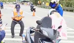 大溪警方取締台7線改裝車 ▲桃園市大溪警分局配合監理單位實施「靜桃專案」,總計重點攔查取締936件。(圖/記者李春台翻攝)