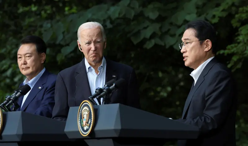 ▲美國、日本與南韓首度舉行3方峰會，美國總統拜登及日韓領袖表示，他們看見了3國緊密安全合作的「新篇章」。這場峰會已讓中國深感不安。（圖／美聯社／達志影像）