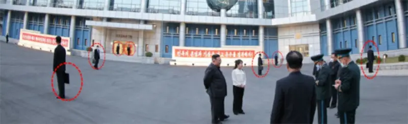 ▲金正恩身邊多出數名疑似攜帶「防爆包」的保安。(圖/翻攝自東亞日報)